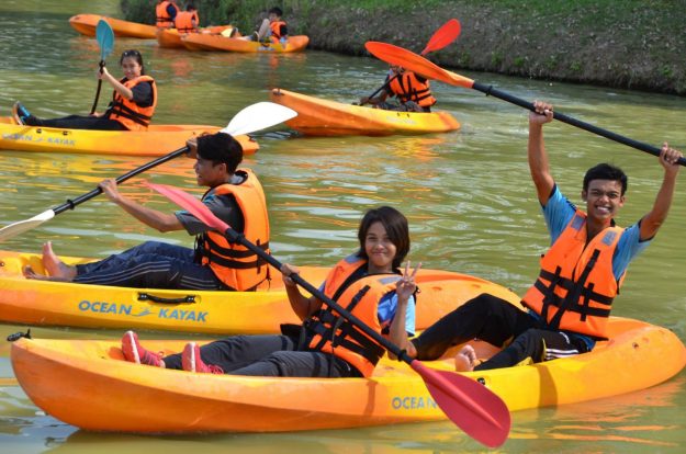 1097894_628020677228505_1122099877_o canoe midnight football