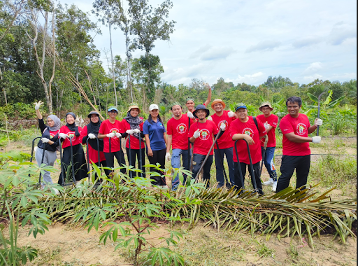 Ninja Van volunteers all smiles behind the A-line plot they mulched